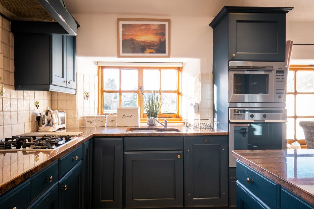 Stunning Cottage Grade 2 Listed With Parking And Hot Tub Bowness-on-Windermere Exterior foto