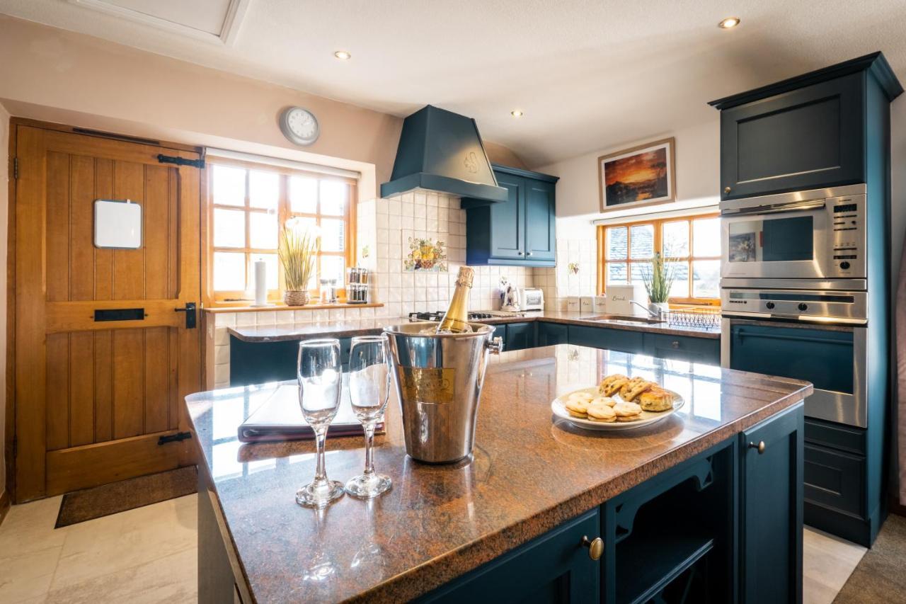 Stunning Cottage Grade 2 Listed With Parking And Hot Tub Bowness-on-Windermere Exterior foto